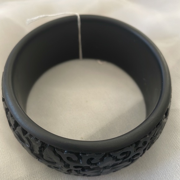 Black Cinnabar resin bangle bracelet - Picture 3 of 6